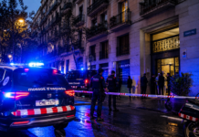 Mann verletzt in Barcelona drei Menschen mit Messer und springt anschließend aus dem vierten Stock
