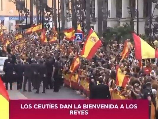 Historischer Königsbesuch in Ceuta: Felipe VI. und Letizia von jubelnden Menschenmassen empfangen
